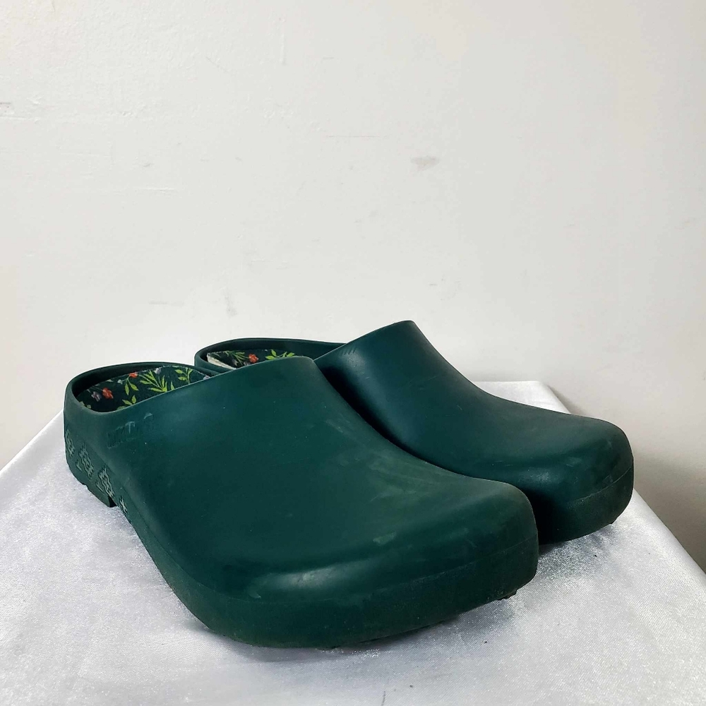 MUK LUKS Women's Garden Green Clogs